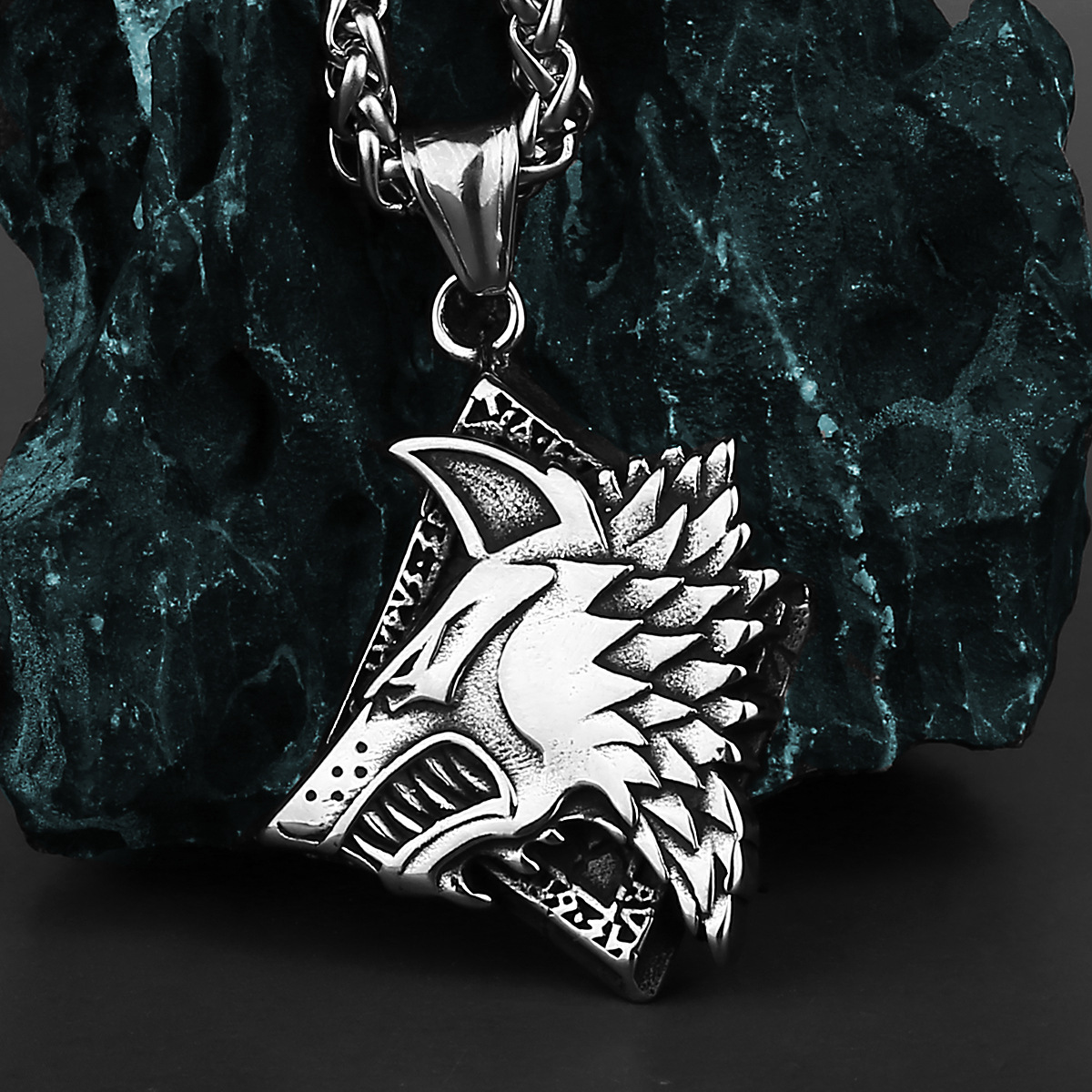 Men's And Women's Fashion Retro Domineering Wolf Head Titanium Steel Pendant Necklace